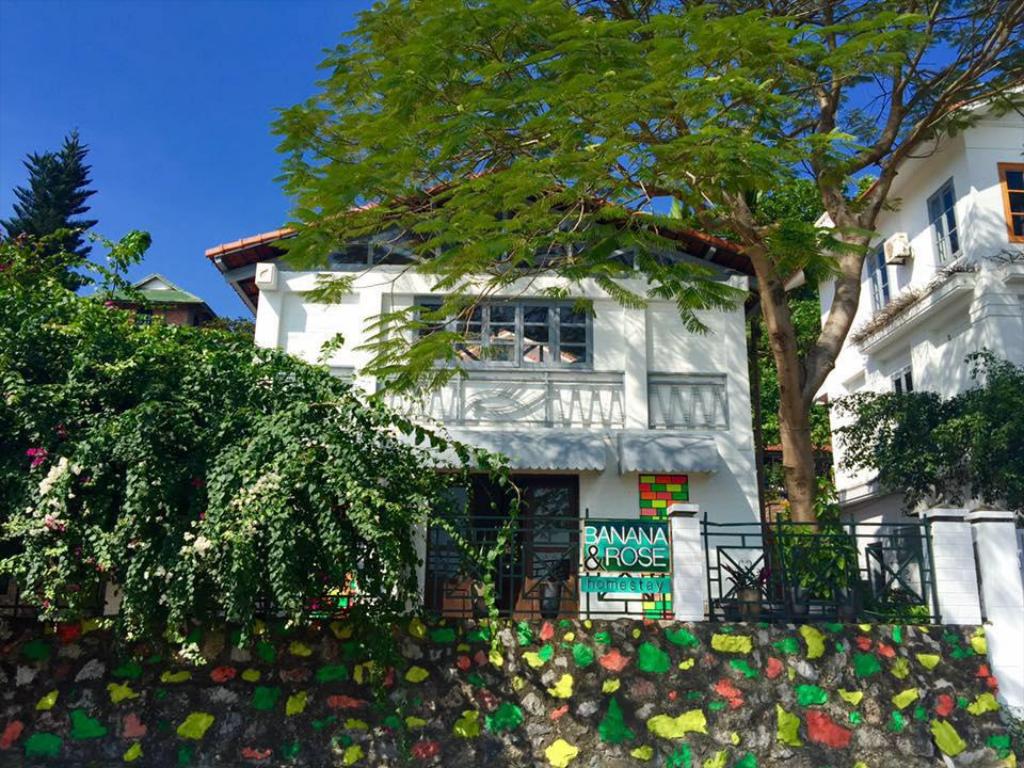 Review Banana And Rose